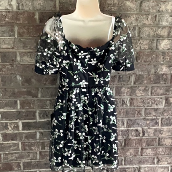 🆕 Lulus Radiant love black floral embroidered short sleeve skater dress size M - Picture 6 of 13